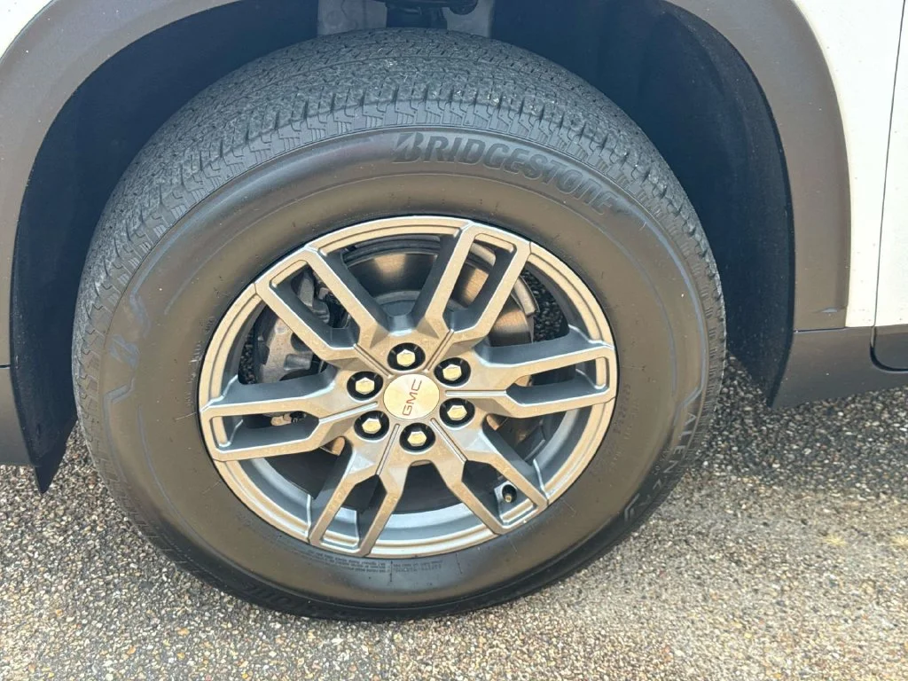 Used 2025 White GMC Elevation image 4