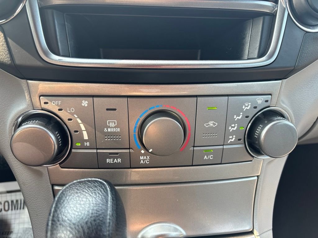 Used 2013 White Toyota Base image 26