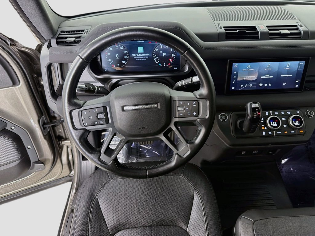 Used 2022 Gold Land Rover X-Dynamic S image 24