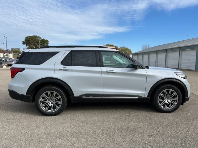 2025 Ford Explorer photo 3