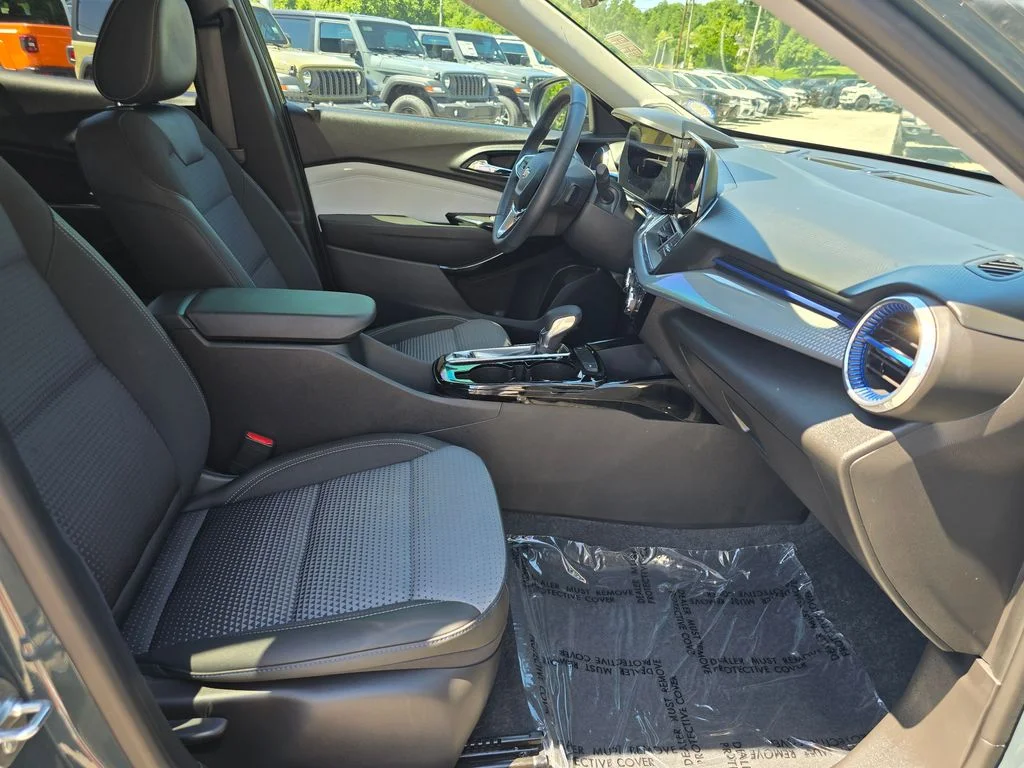 Used 2025 Gray Chevrolet LT image 27