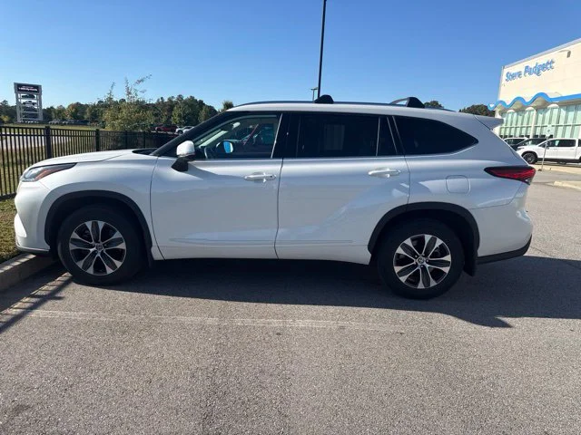 Used 2021 Blizzard Pearl Toyota XLE image 3