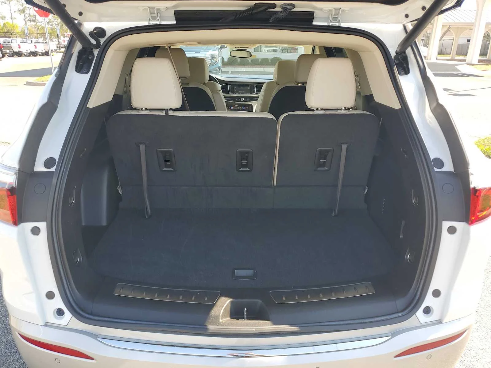 Used 2023 Summit White Buick Essence image 5