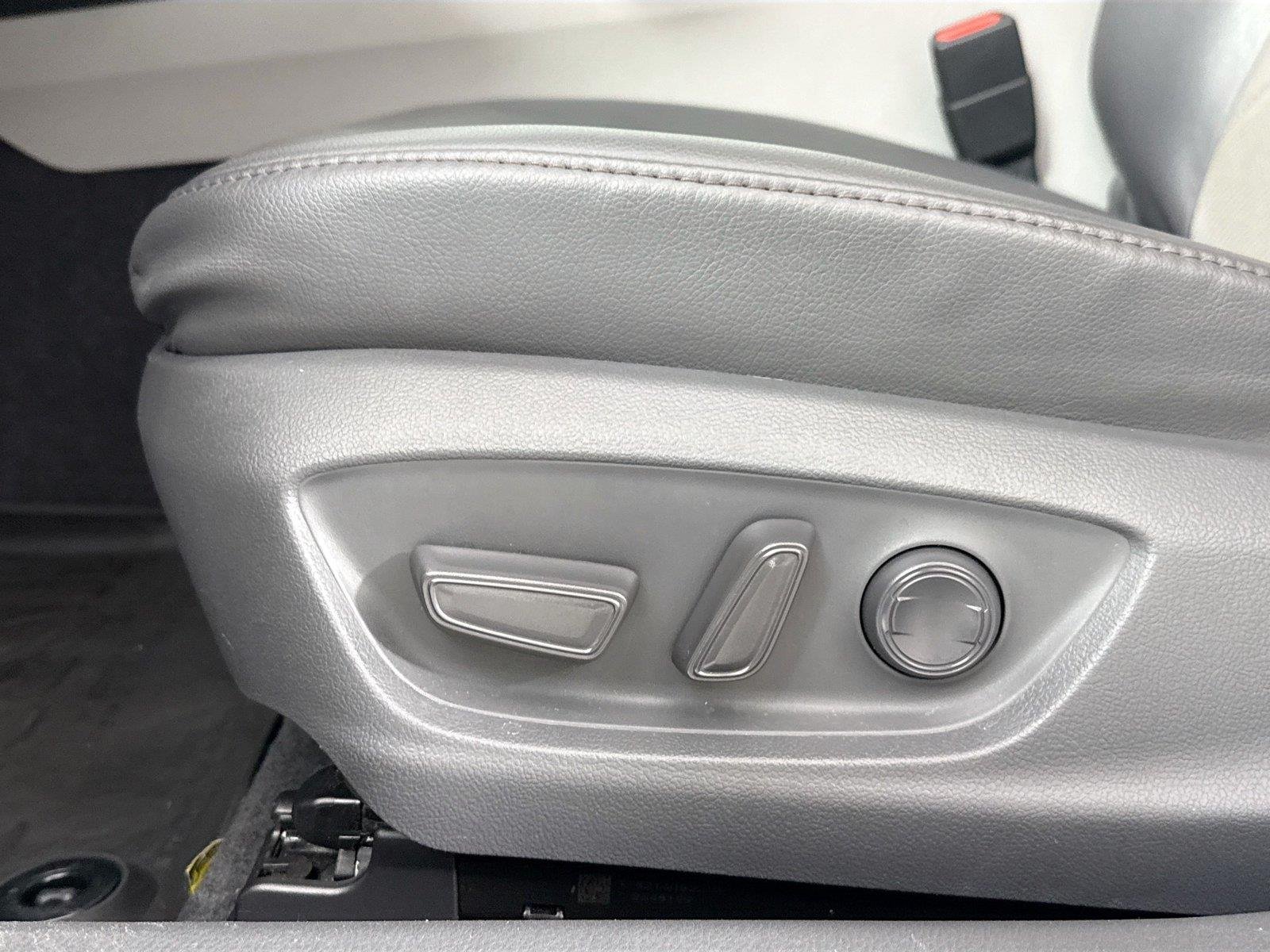 Used 2018 Predawn Gray Mica Toyota XLE image 29