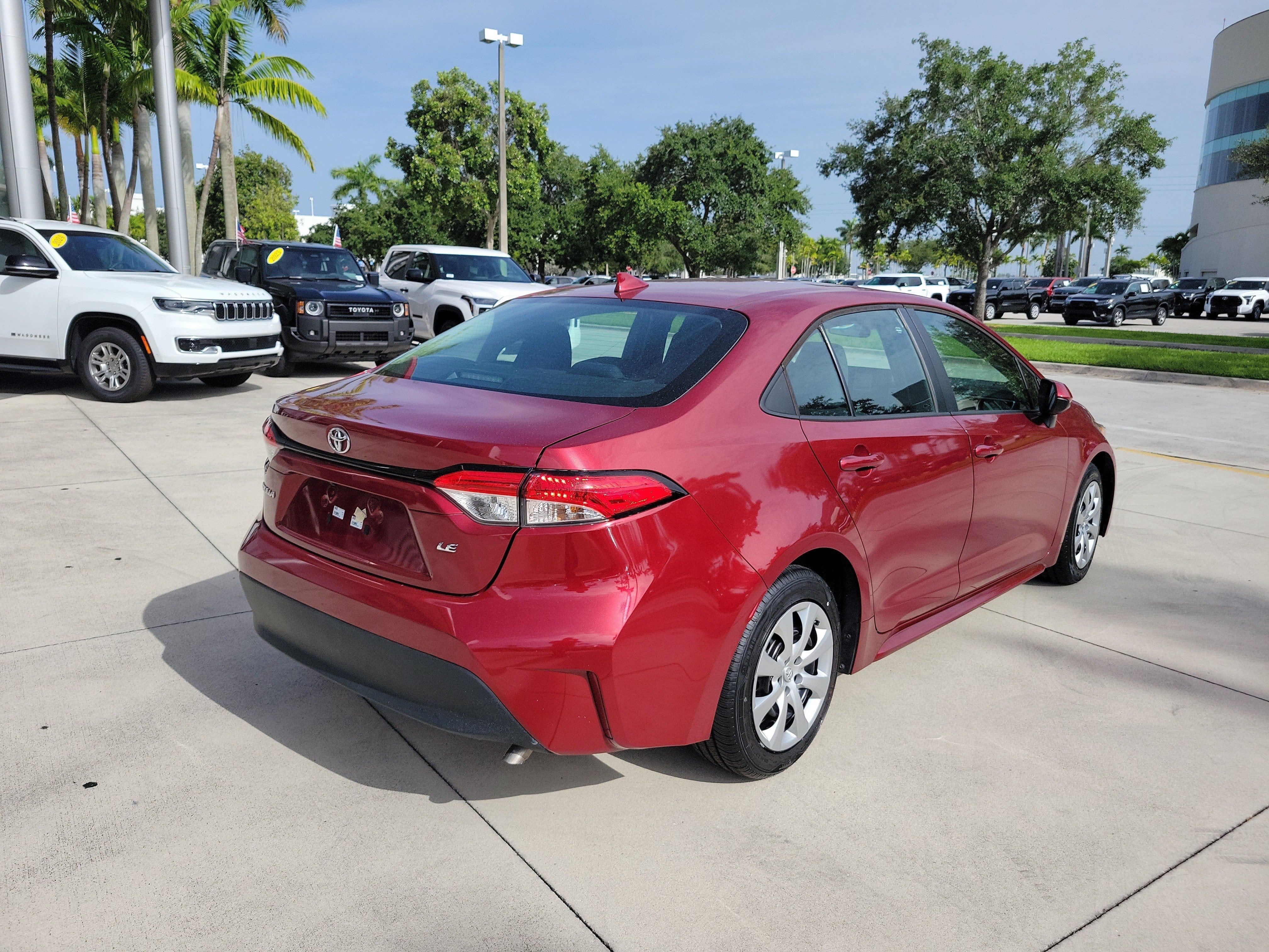Used 2023 Pearl Toyota LE image 7