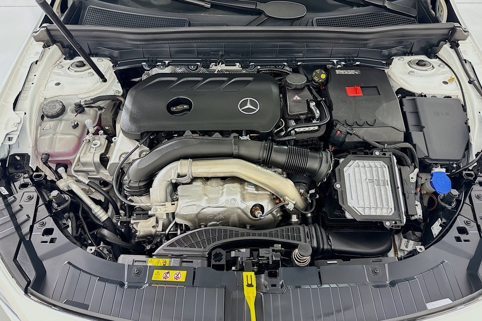 New 2026 Polar White Mercedes-Benz GLB 250 4MATIC® SUV image 10