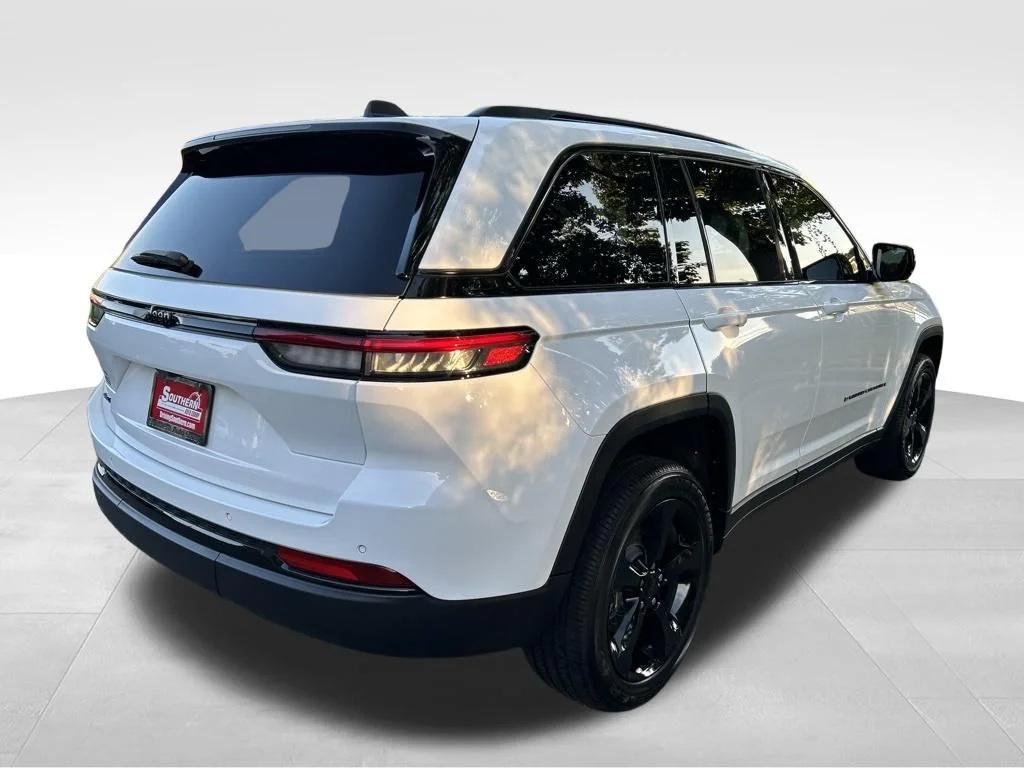Used 2025 White Jeep Altitude X image 5