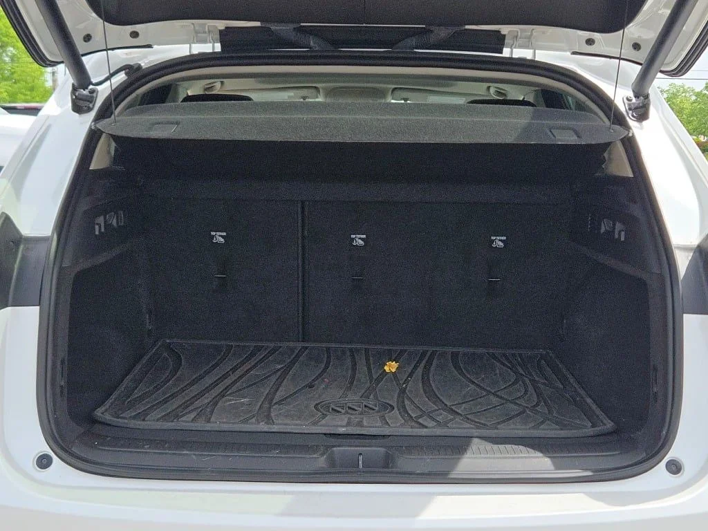 Used 2023 White Buick Essence image 18