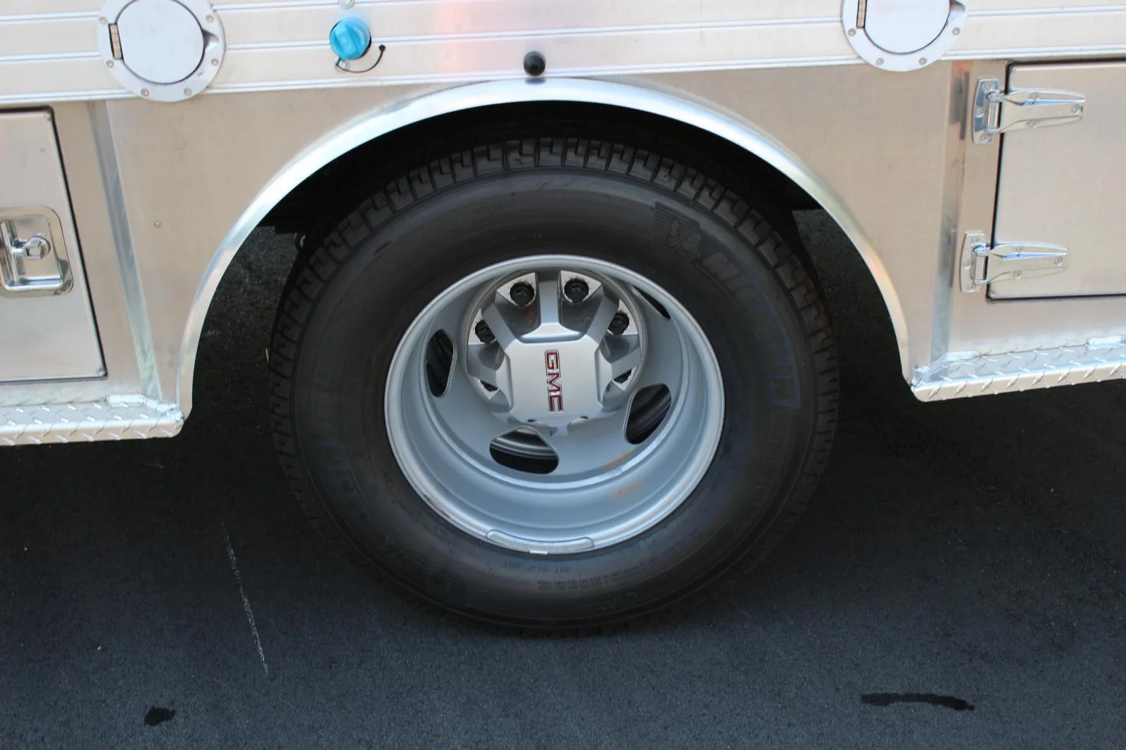 New 2026 Summit White GMC Pro image 32