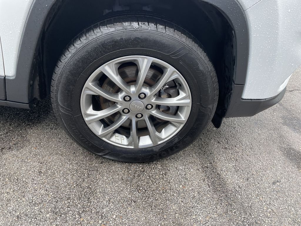 Certified Used 2019 White Jeep Latitude Plus image 11