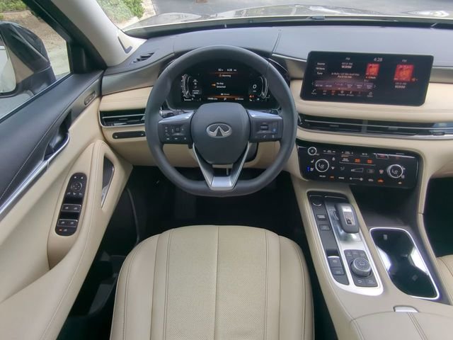 Used 2025 Silver INFINITI LUXE image 18