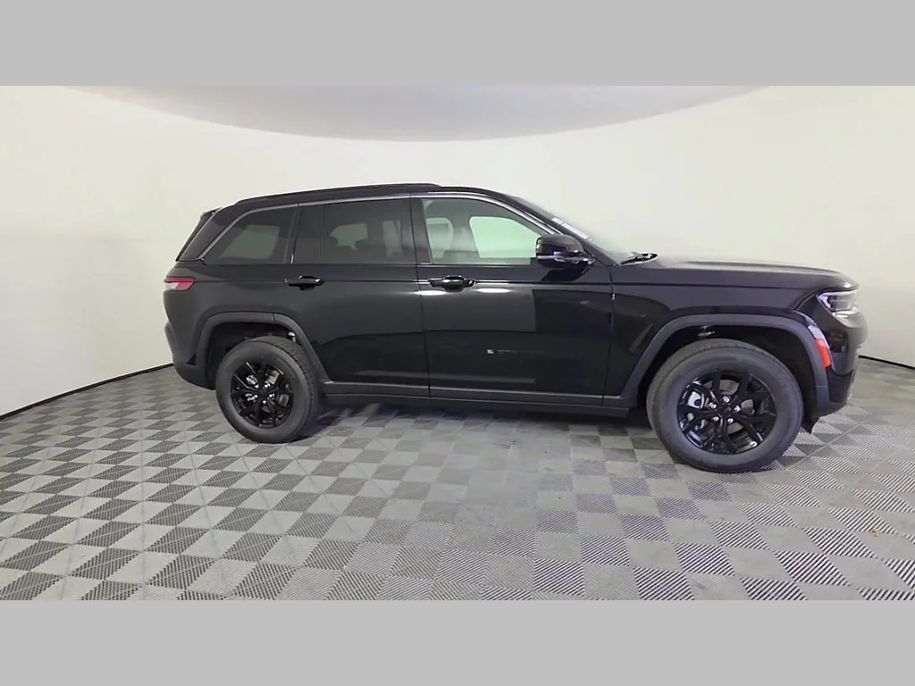 New 2026 Diamond Black Crystal Pearl-Coat Exterior Paint Jeep Laredo Altitude image 22