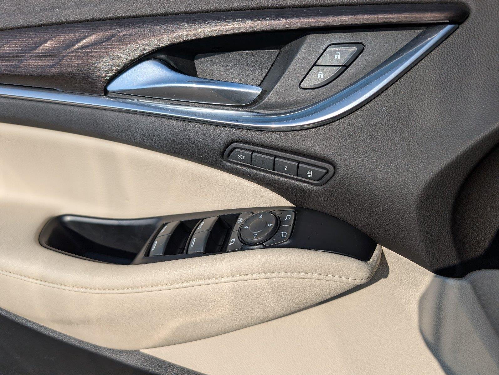 Used 2022 SAGE METALLIC Buick Avenir image 16