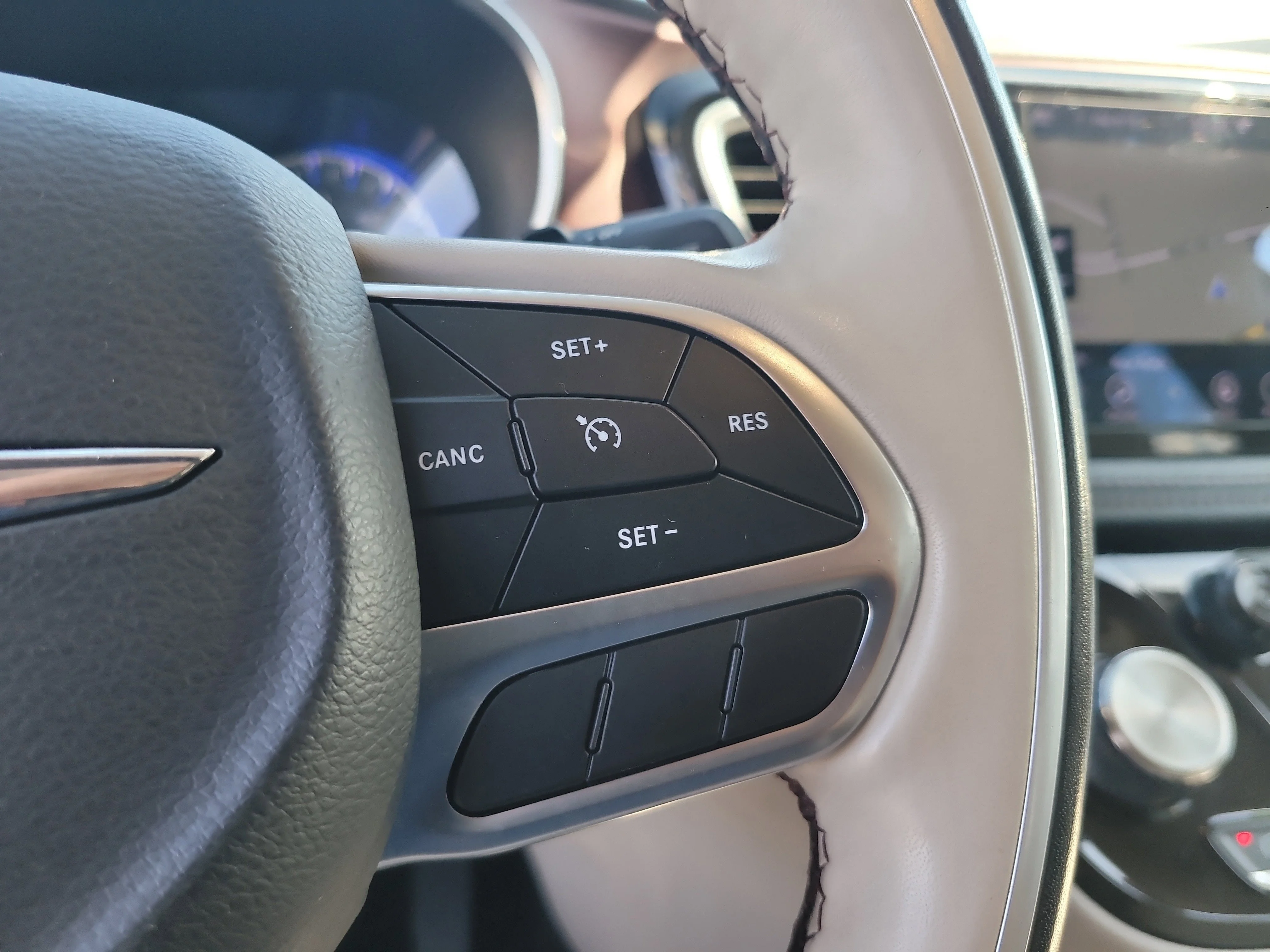 Used 2020 Bright White Clearcoat Chrysler Limited image 27