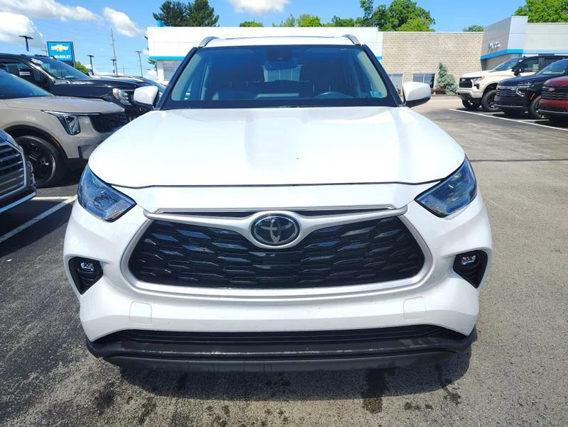 Used 2023 Off-white Toyota XLE image 2