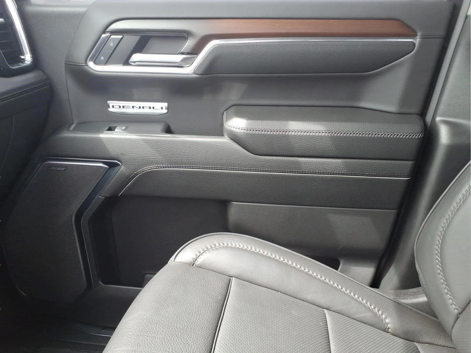 Used 2024 Onyx Black GMC Denali image 27