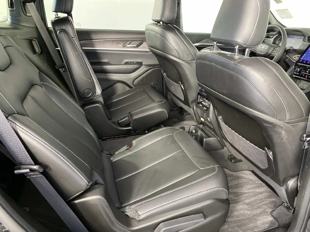 Used 2024 Diamond Black Jeep Limited image 11