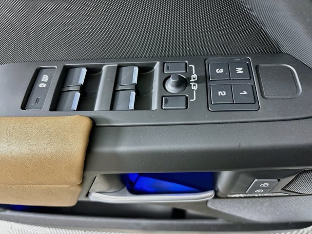 New 2026 White Land Rover X-Dynamic SE image 19