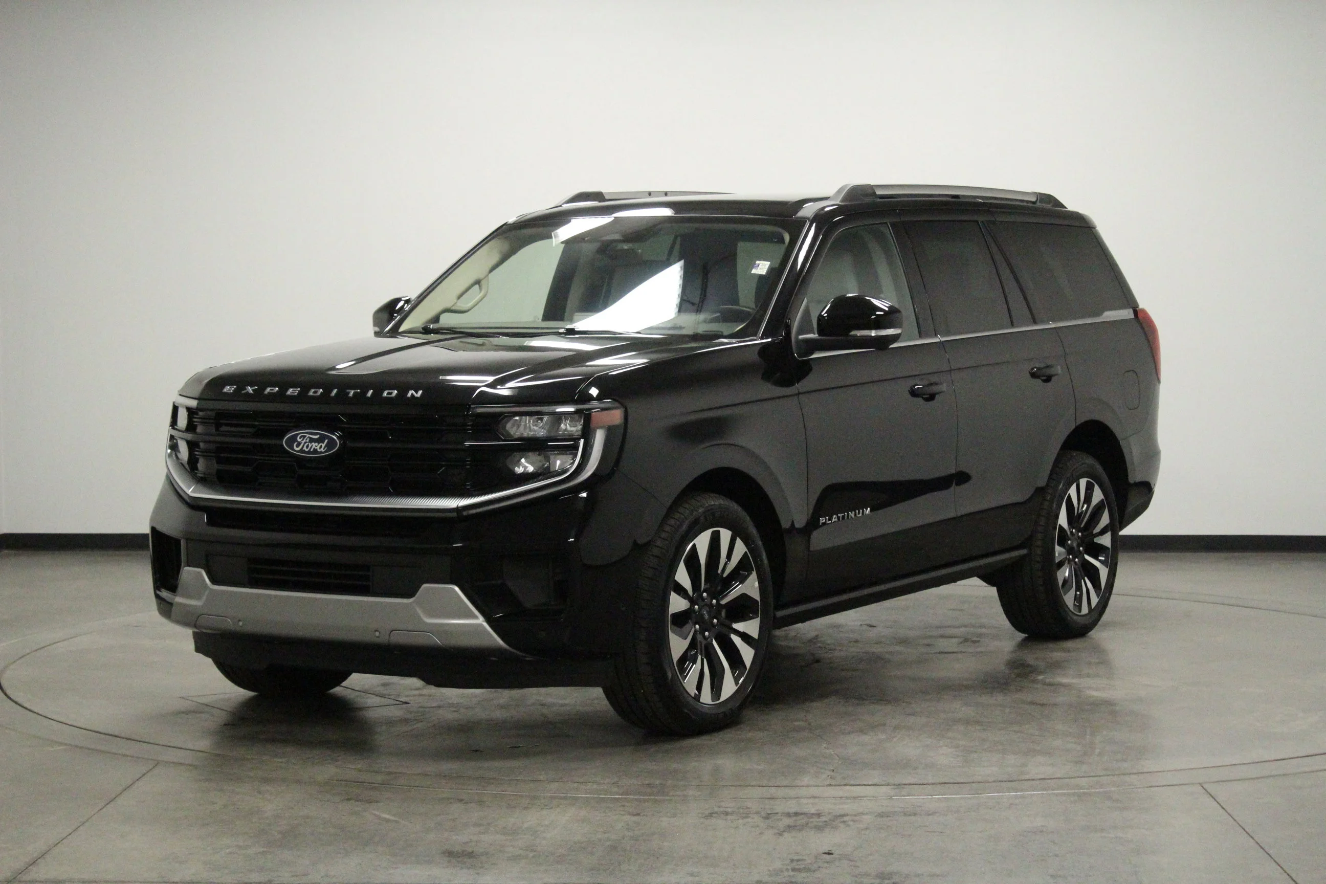 Used 2025 Black Metallic Ford Platinum image 4
