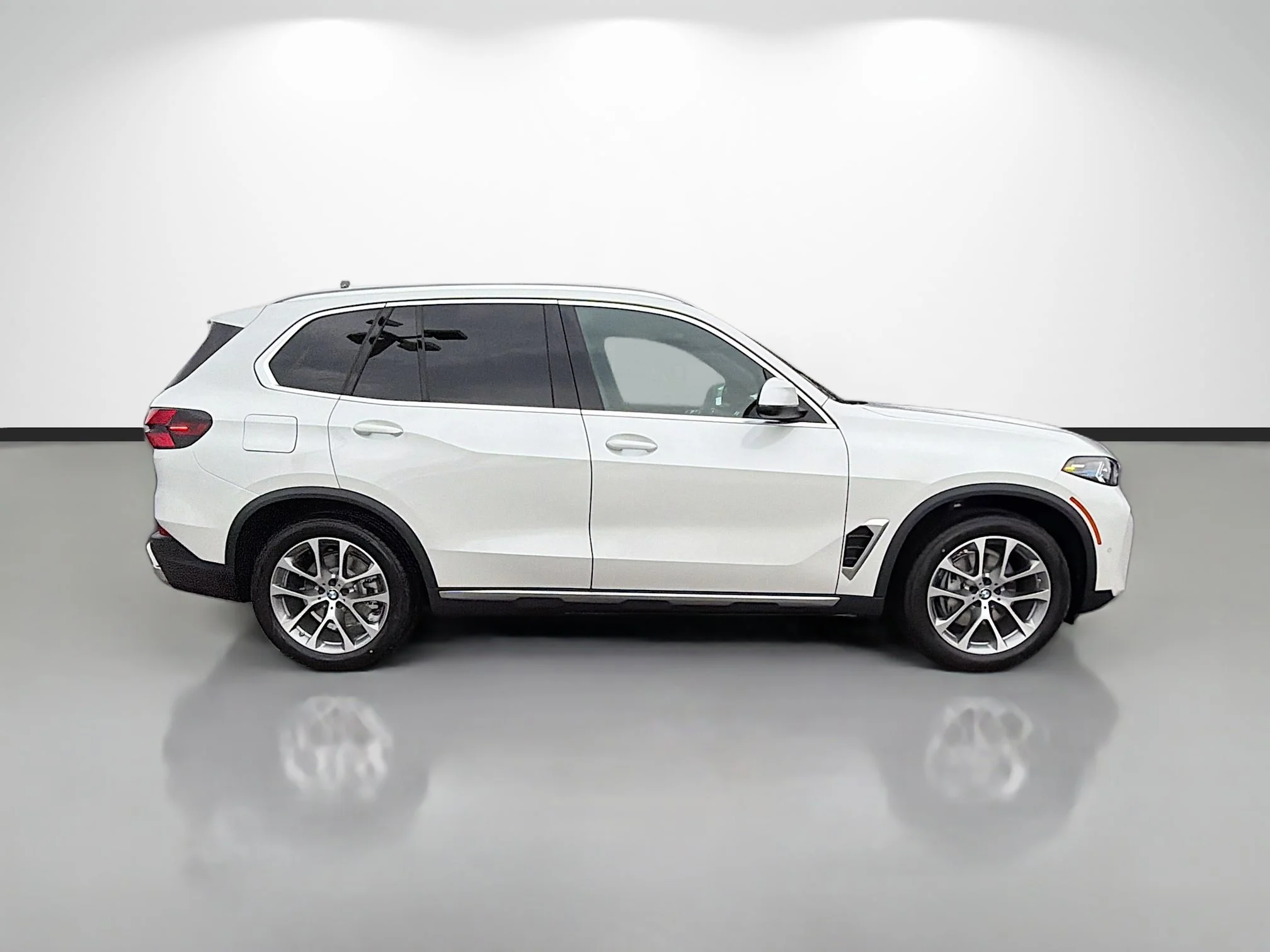 New 2026 Mineral White Metallic BMW xDrive40i image 2