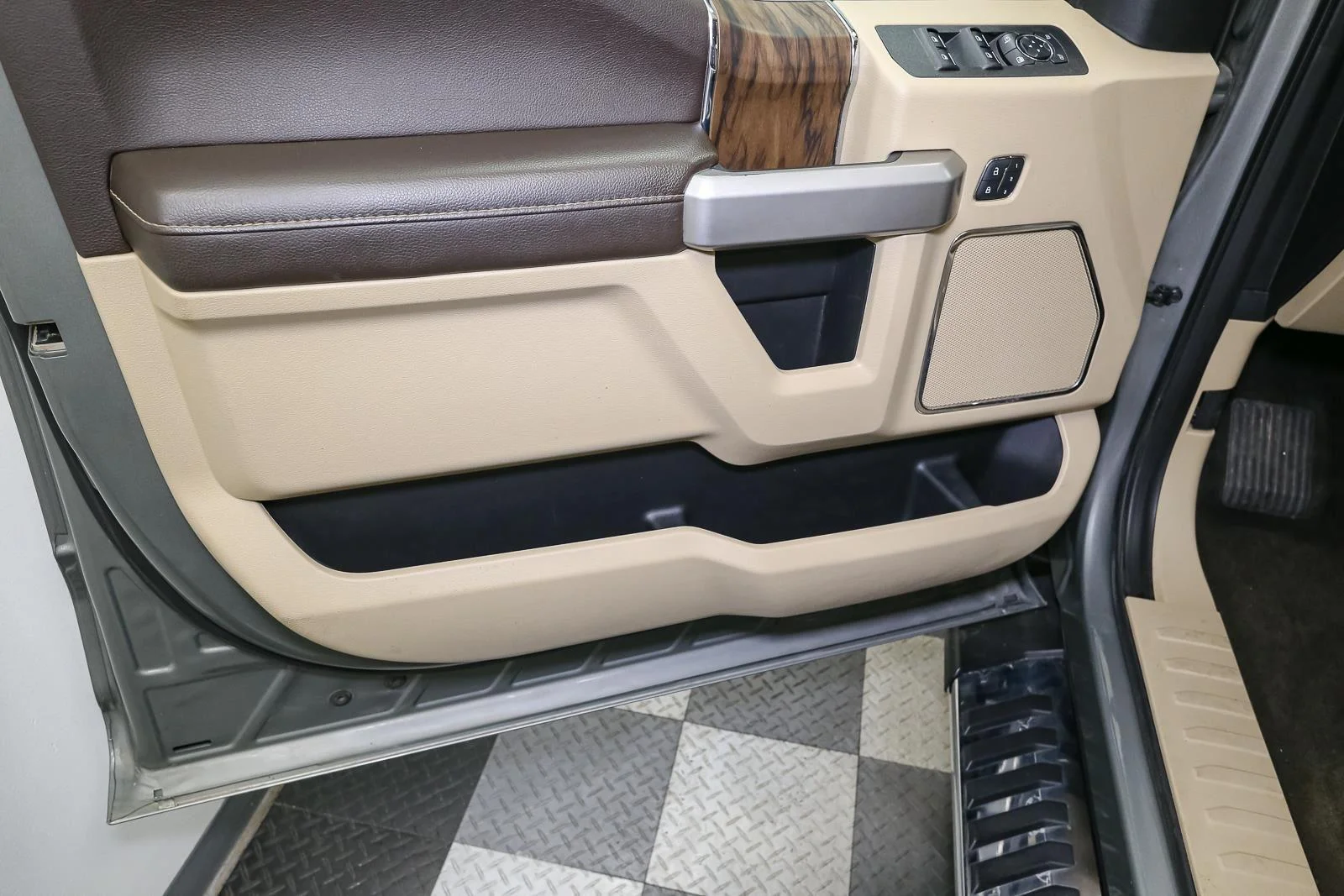 Used 2020 Silver Spruce Ford LARIAT image 40