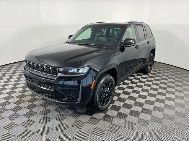 New 2026 Diamond Black Crystal Pearl-Coat Exterior Paint Jeep Altitude image 2