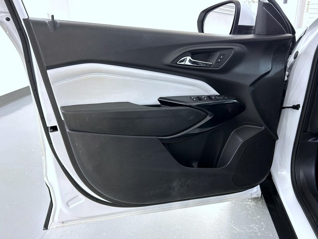 Used 2025 White Chevrolet LT image 9