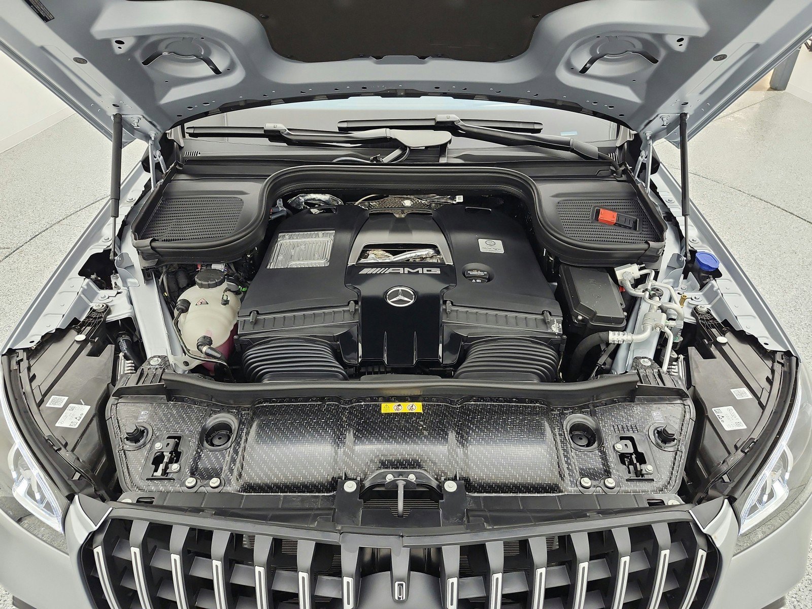 New 2026 MANUFAKTUR Signature Cirrus Silver Magno Mercedes-Benz AMG® GLS 63 4MATIC+ SUV image 32