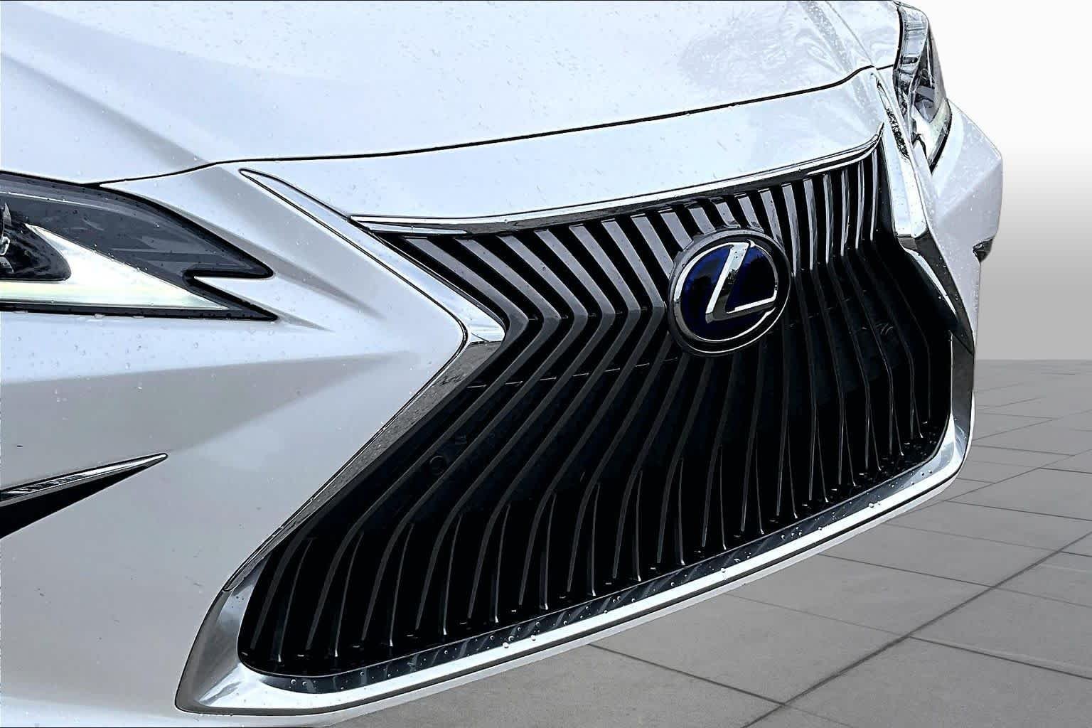 Used 2019 Eminent White Pearl Lexus  image 29