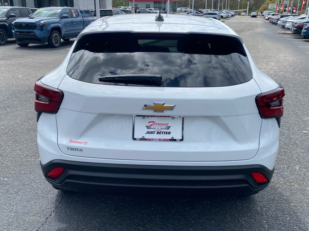 2025 Chevrolet Trax LS - Photo 10