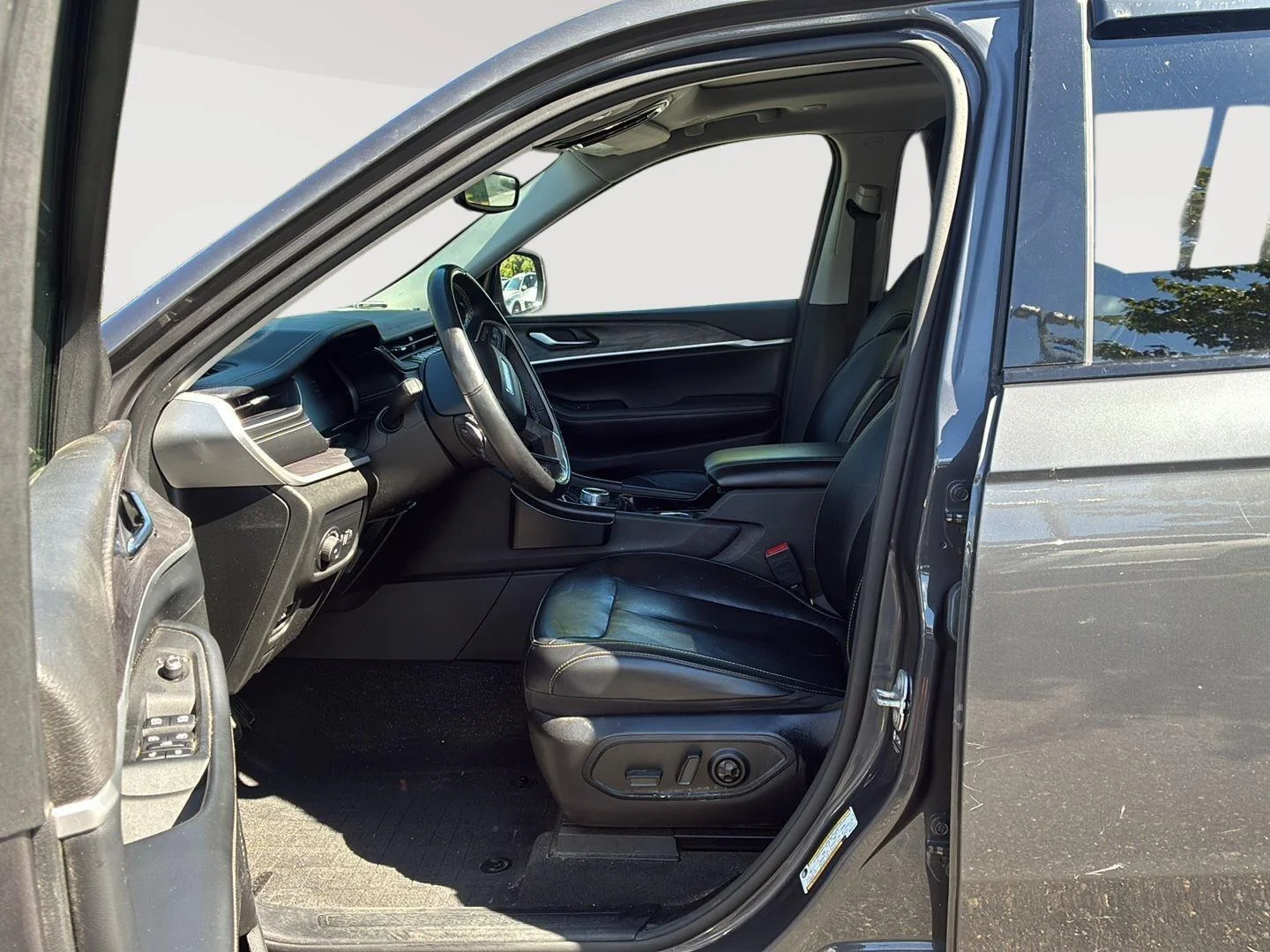 Used 2021 Silver Zynith Jeep Limited image 24