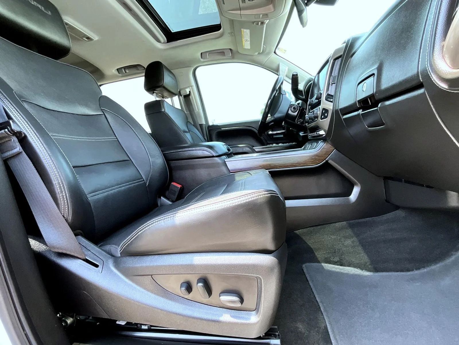 Used 2018 White GMC Denali image 19