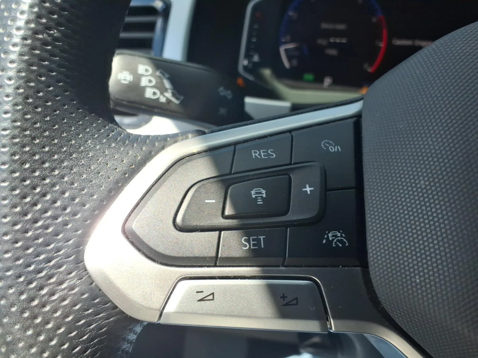 Used 2021 Black Volkswagen 3.6L V6 SEL 4MOTION image 18