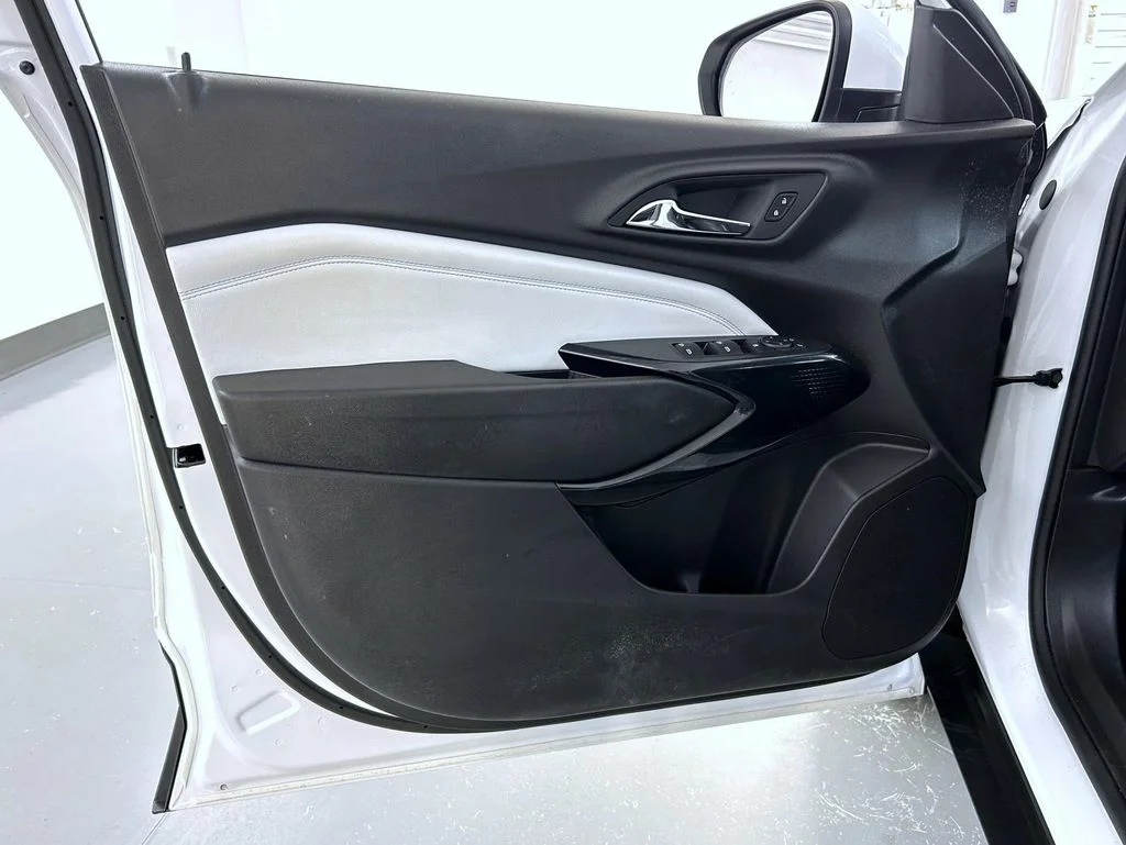 Used 2025 White Chevrolet LT image 9