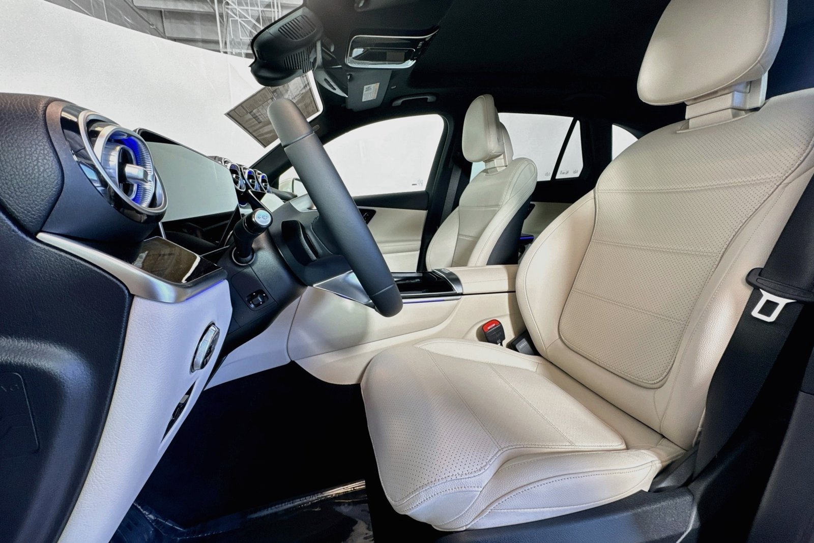 New 2026 Polar White Mercedes-Benz GLC 300 image 18