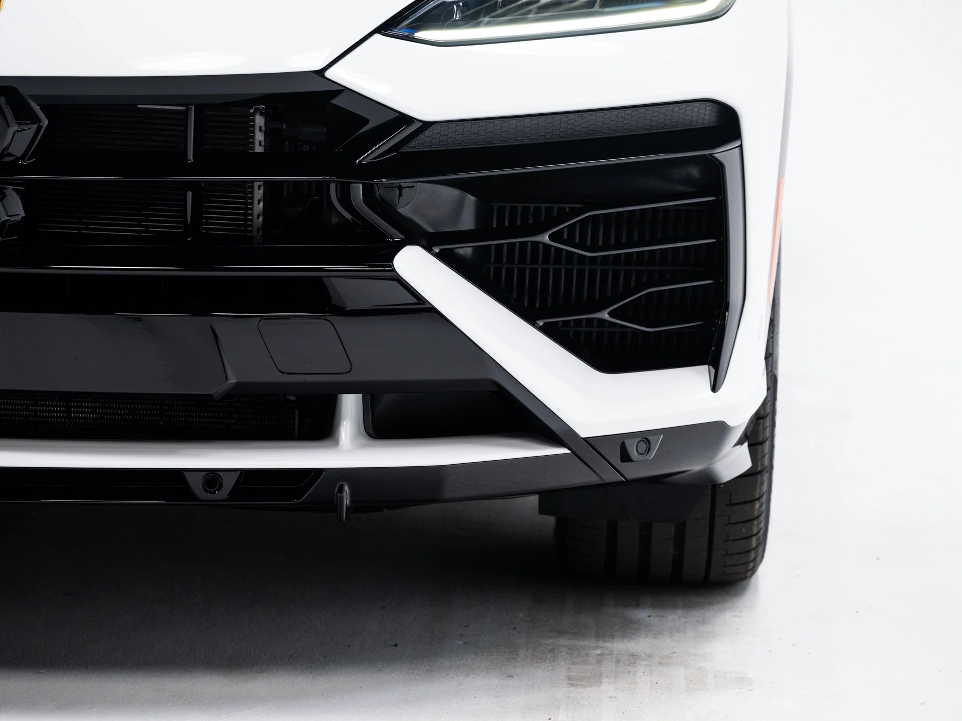 Used 2025  Lamborghini SE image 16