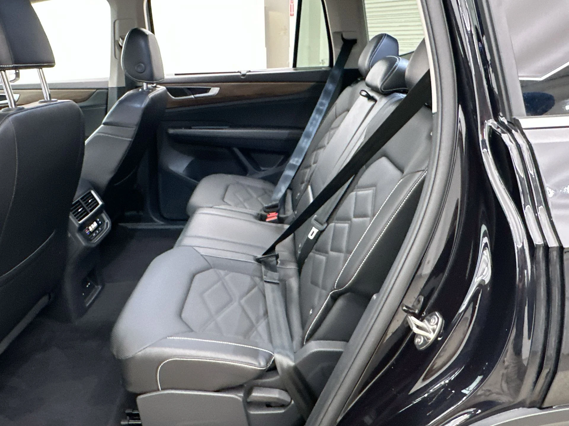 Used 2025  Volkswagen 2.0T SE w/Technology image 11
