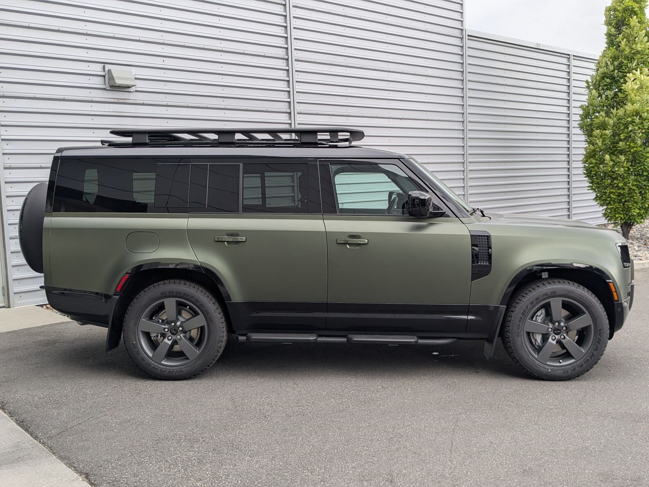 New 2026 Woolstone Green Land Rover P400 X-Dynamic SE image 4