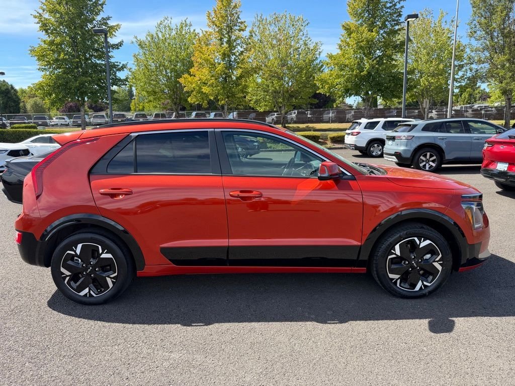 Used 2023 Fire Orange Kia Wind image 8