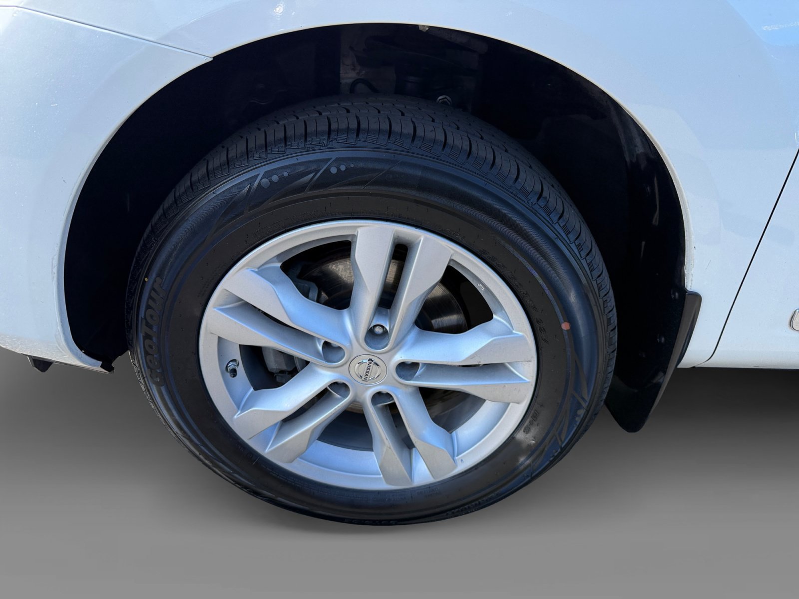 Used 2012 Pearl White Nissan SV image 9