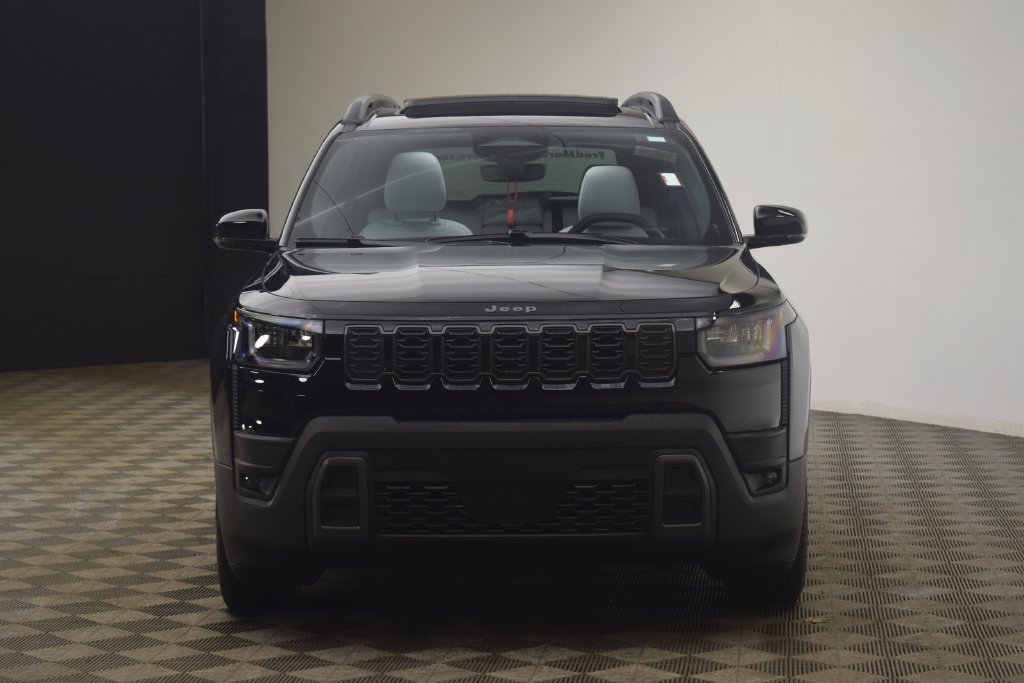 New 2026 Diamond Black Crystal Pearl-Coat Exterior Paint Jeep Limited image 2