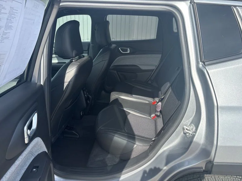 Used 2023 Silver Jeep Latitude image 18