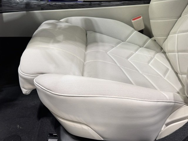 New 2026 Oxide Grey Metallic BMW 760i xDrive image 17