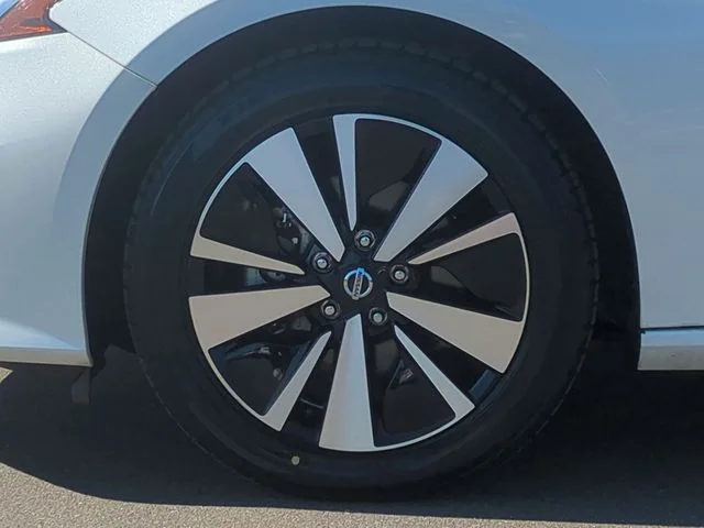 Used 2022 White Nissan 2.5 SV image 17