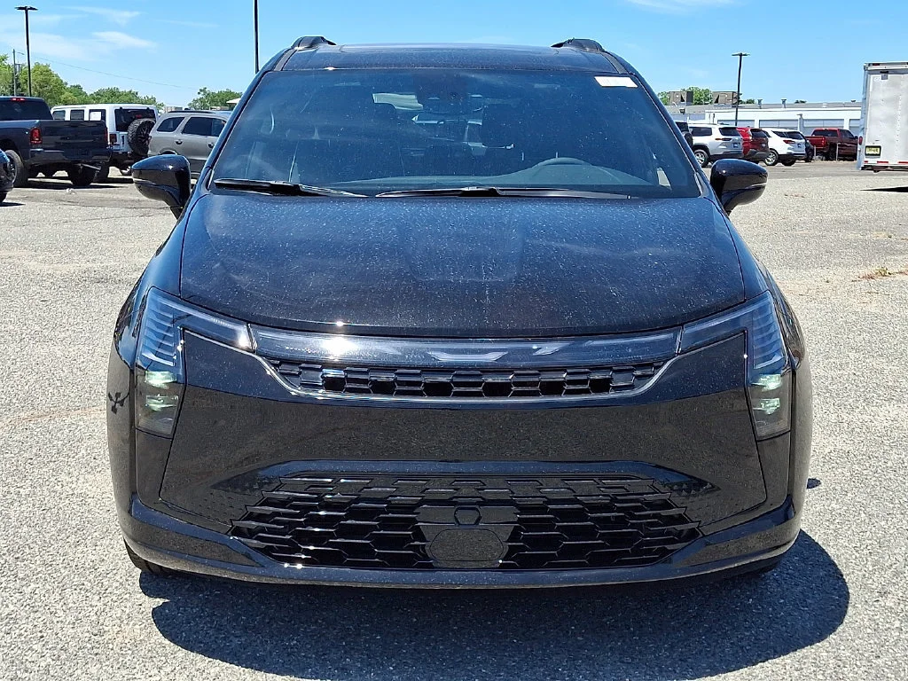New 2027 Diamond Black Crystal Pearl-Coat Exterior Paint Chrysler Limited image 2