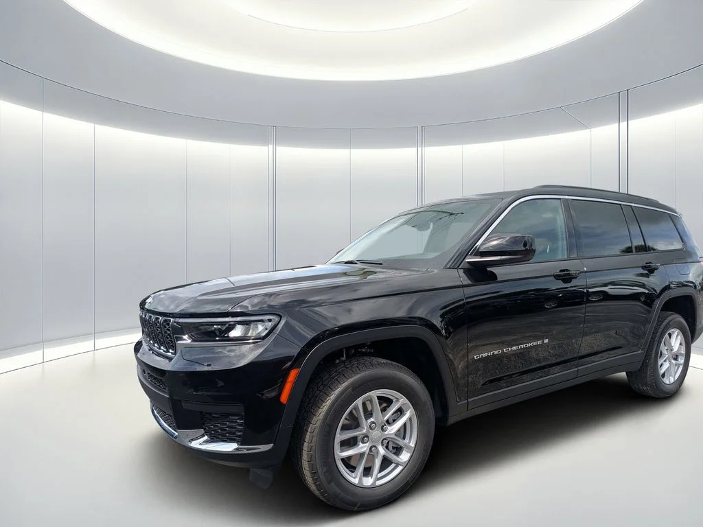 New 2026 Diamond Black Crystal Pearlcoat Jeep Laredo image 8