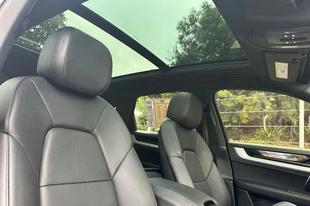 Used 2024  Porsche Base image 16