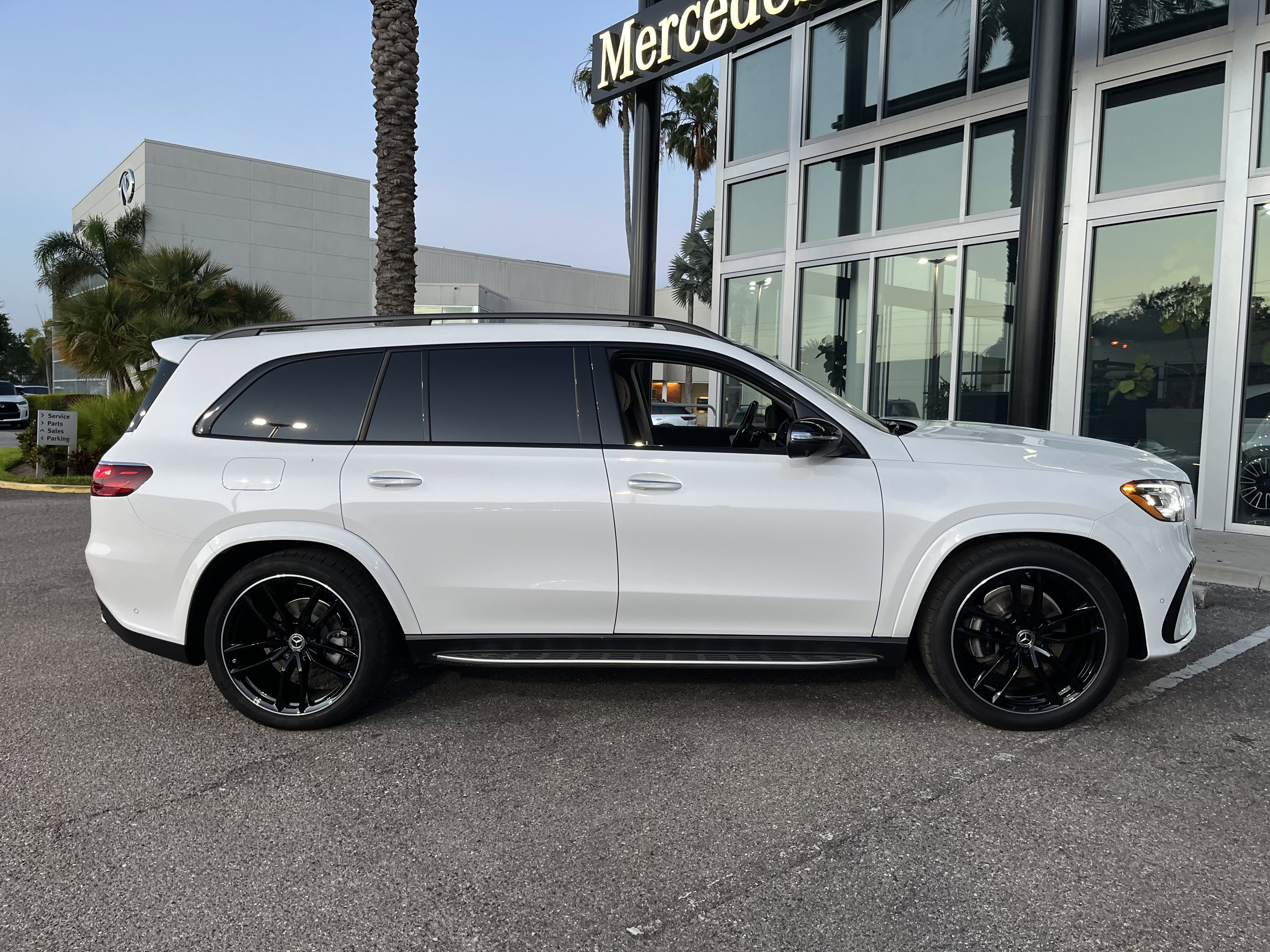 New 2026 MANUFAKTUR Moonlight White Metallic Mercedes-Benz GLS 450 image 8