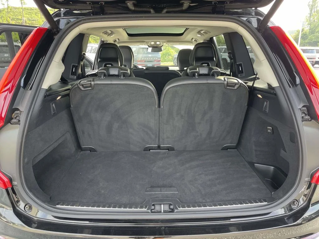 Used 2025 Onyx Black Metallic Volvo Core image 30