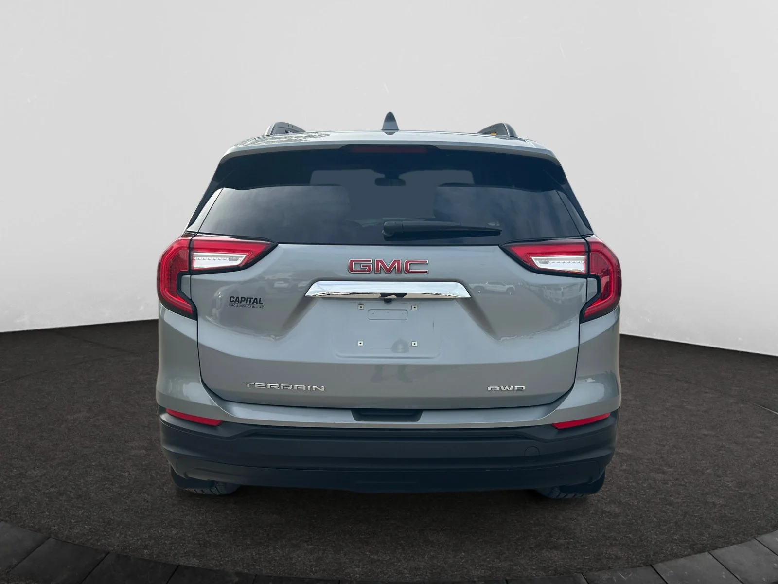 Used 2024 STERLING METALLIC GMC SLE AWD image 4
